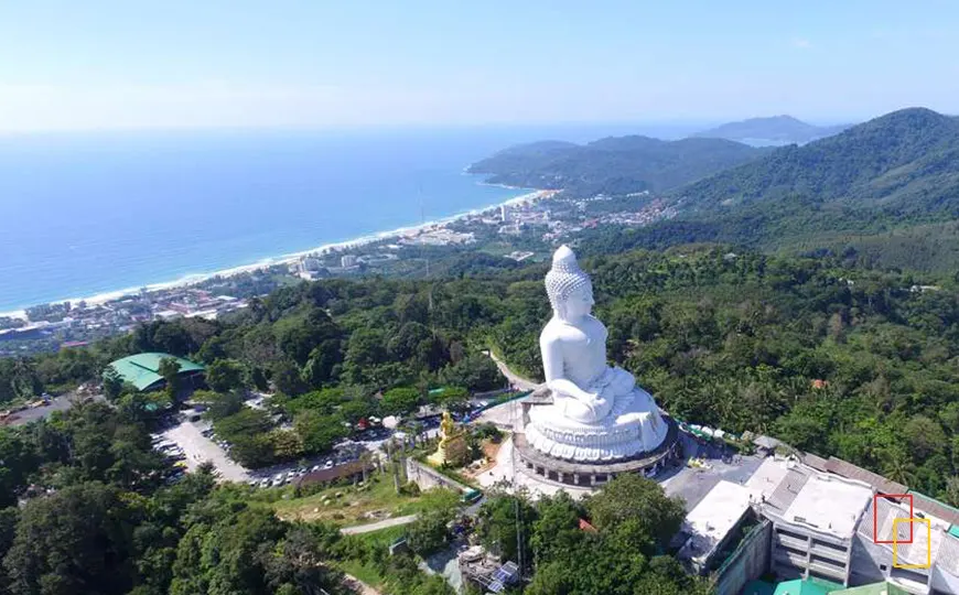 Gran Buda blanco en Phuket con vistas al mar