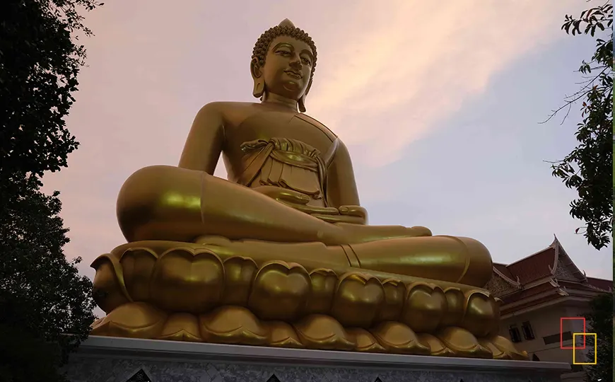 Estatua dorada de Buda al atardecer en Tailandia