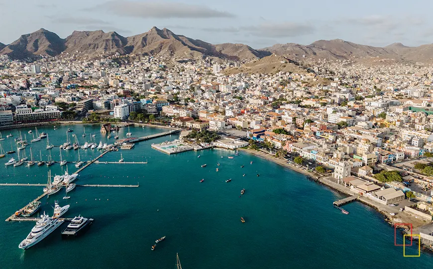 Vista aérea de Mindelo y su bahía, São Vicente