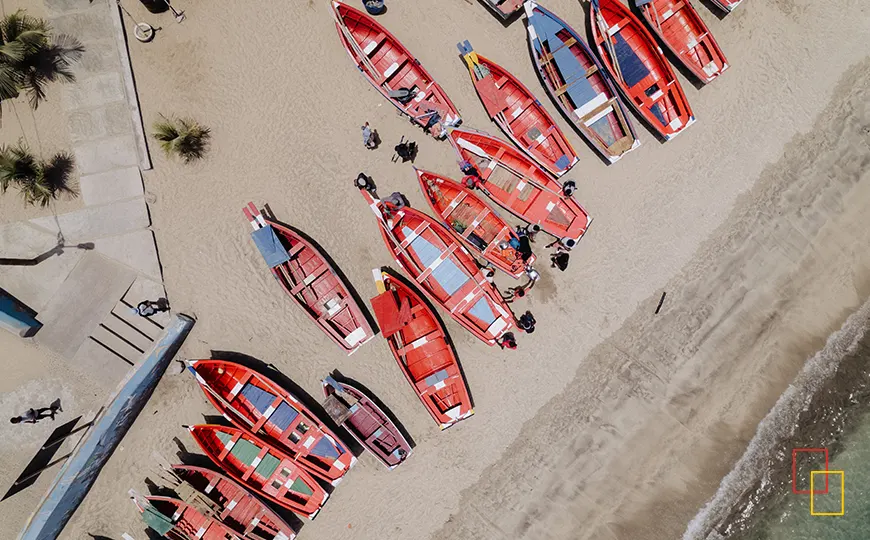 Llegada de pescadores con barcas de colores en Tarrafal