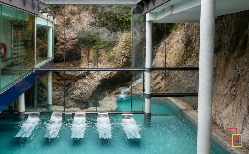 Camas de hidromasaje de la piscina dinámica del Balneario de La Hermida