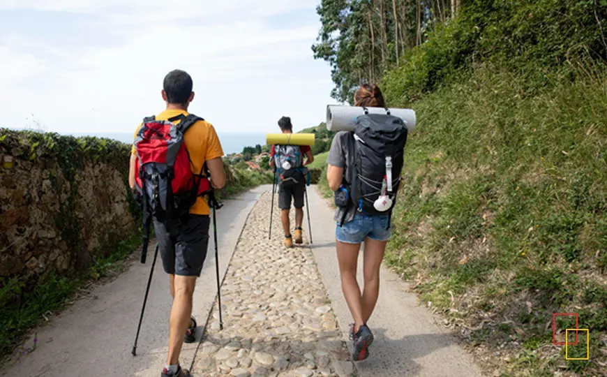 Peregrinos caminando por el Camino Portugués por la Costa desde Oporto