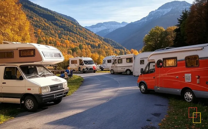 Autocaravanas estacionadas en un camping rodeado de montañas en otoño