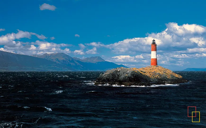 Embarcación frente al faro Les Eclaireurs en el Canal Beagle