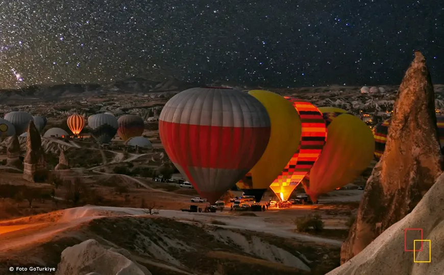 Globos sobre el Valle de Göreme con tonos dorados