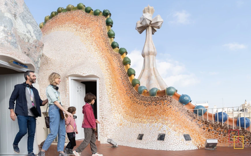 Familia recorriendo la azotea de Casa Batlló en Barcelona