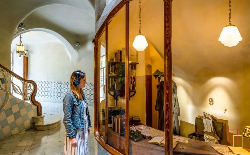 Espacio de conserjería en Casa Batlló con visitante durante la experiencia