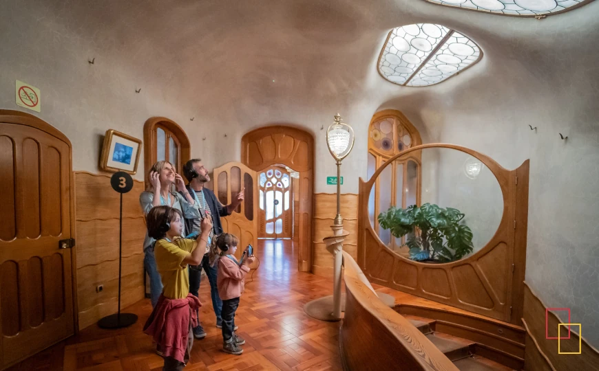 Familia visitando la Escala Noble de Casa Batlló