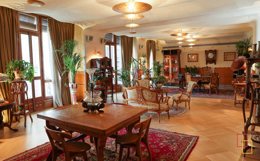 Sala modernista del interior de Casa Batlló en Barcelona