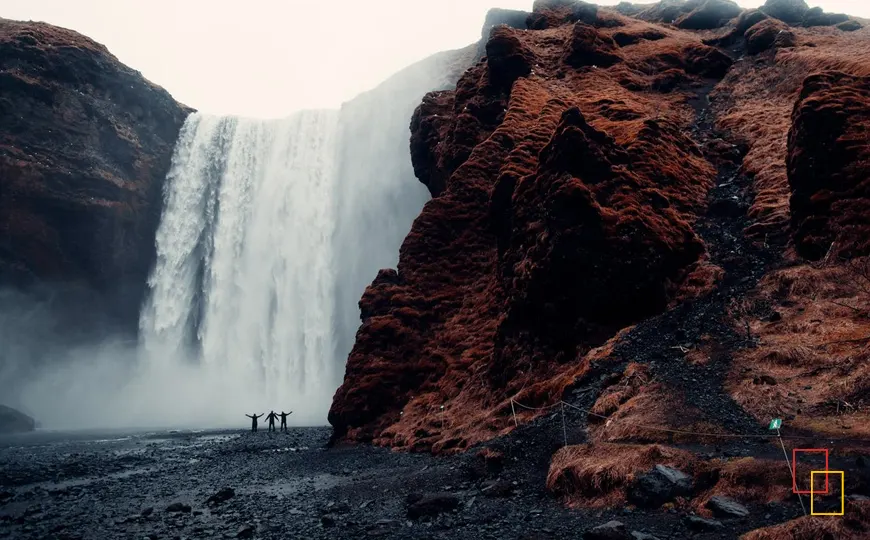 Cascada rodeada de paredes rocosas en Islandia
