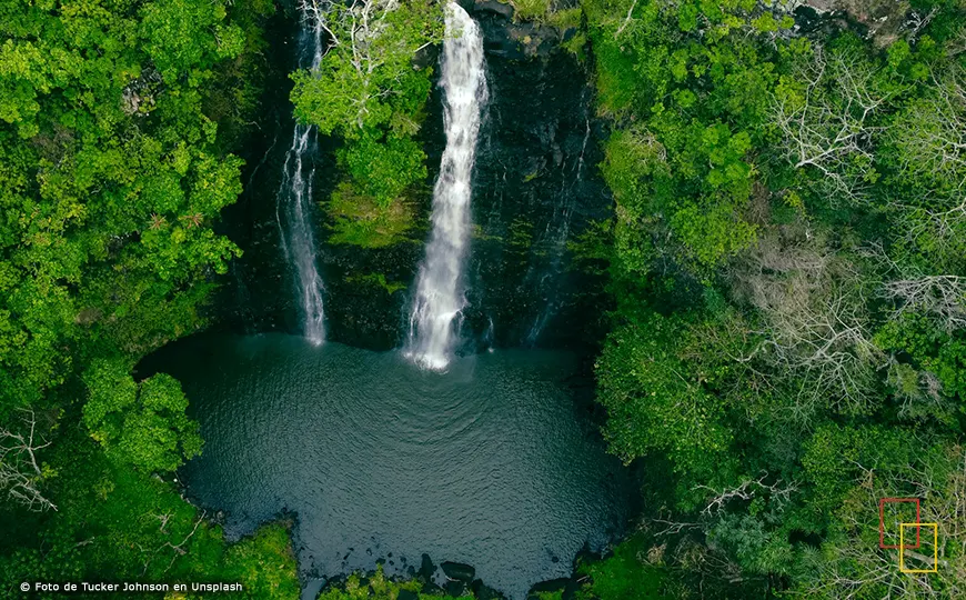 Cascadas en un circo verde del valle de Papenoo, Tahití