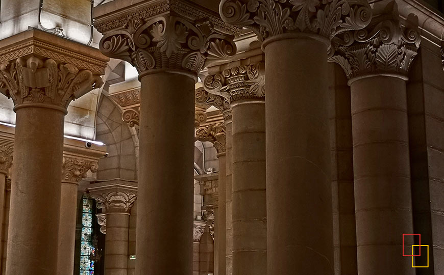 Cripta de la Catedral de la Almudena de estilo neorrománico con 400 columnas
