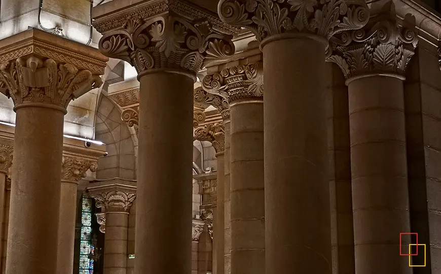 Cripta de la Catedral de la Almudena de estilo neorrománico con 400 columnas