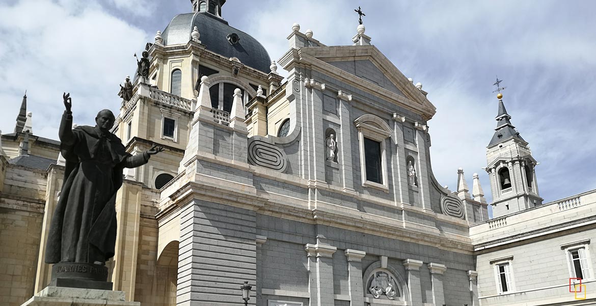 La Catedral de la Almudena, destaca su sorprendente cripta y su excelente mirador desde la cúpula