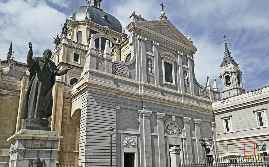 Entrada principal a la Catedral de la Almudena por la calle Bailén