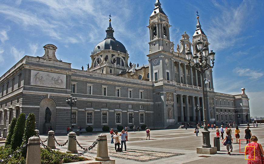 Fachada principal de la Catedral de la Almudena, frente al Palacio Real