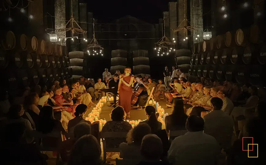 Cena y ambiente nocturno en bodega durante una experiencia enoturística en Bodegas Hidalgo La Gitana