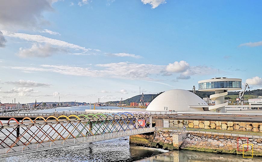 Vista del Centro Niemeyer desde el puente de San Sebastián