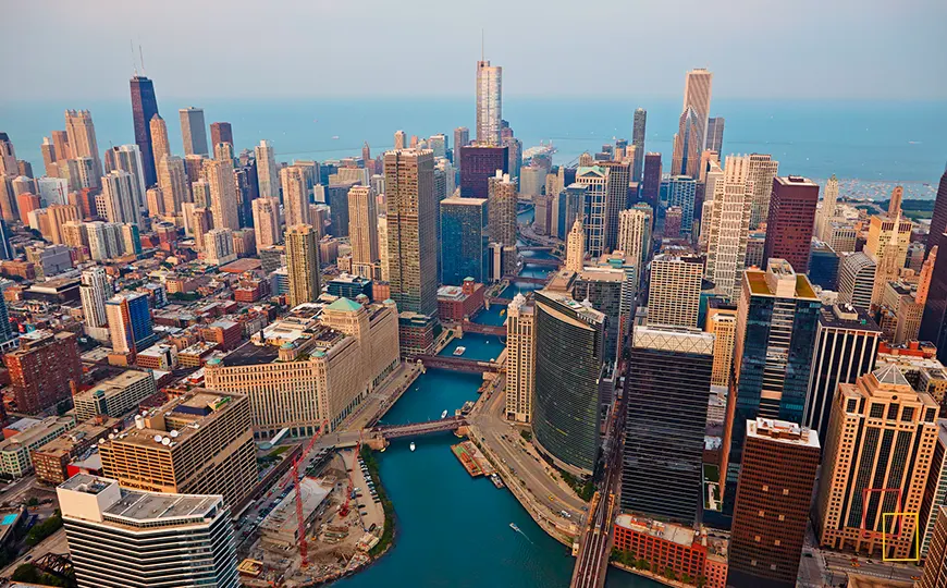 Panorámica del skyline de Chicago con el río y el lago Míchigan