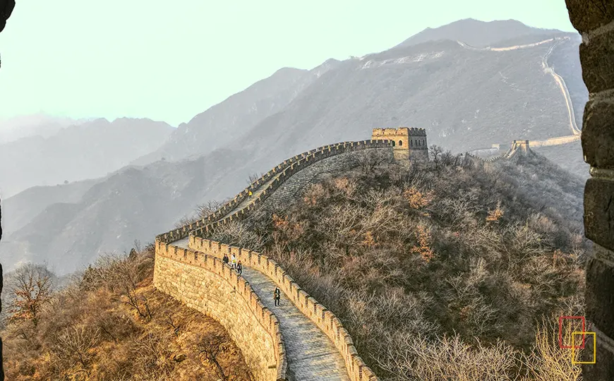 Gran Muralla enmarcada por un arco de ladrillo