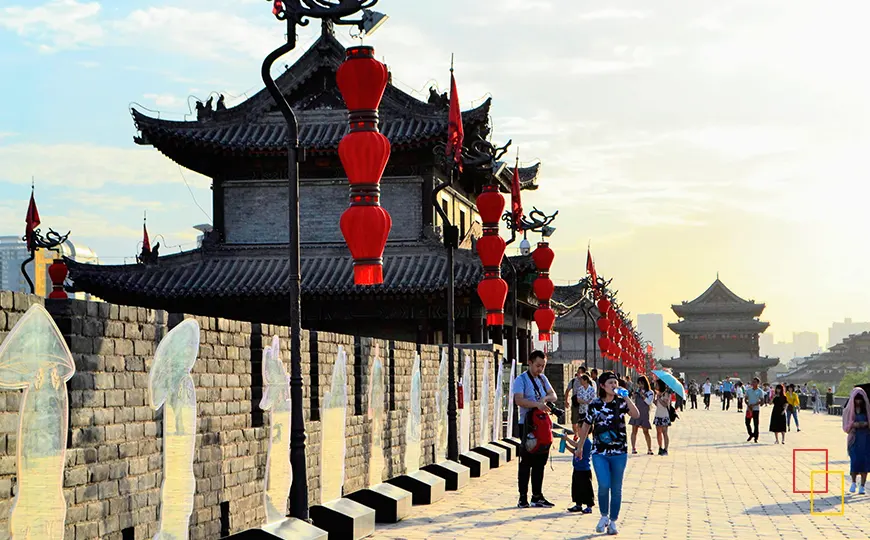 Paseo por la Muralla de Xi'an con faroles rojos
