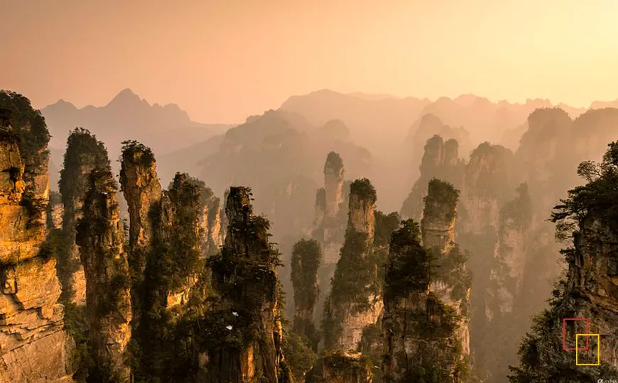 Picos de arenisca emergiendo entre la bruma en Zhangjiajie