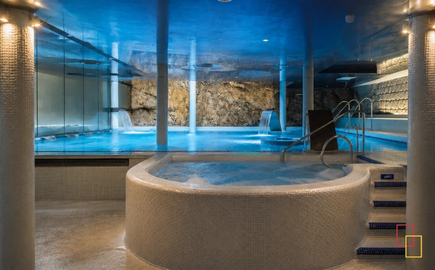 Piscinas interiores y jacuzzi del Circuito Termolúdico del Balneario de La Hermida