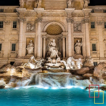Fontana di Trevi en Roma iluminada de noche para una escapada europea de fin de semana