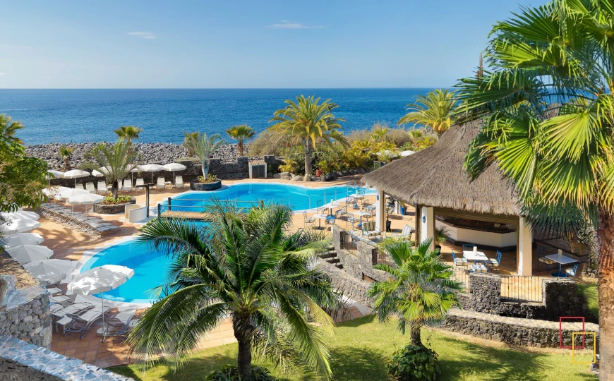 Piscinas y zona Club Laurel del Hotel Jardín Tecina en La Gomera