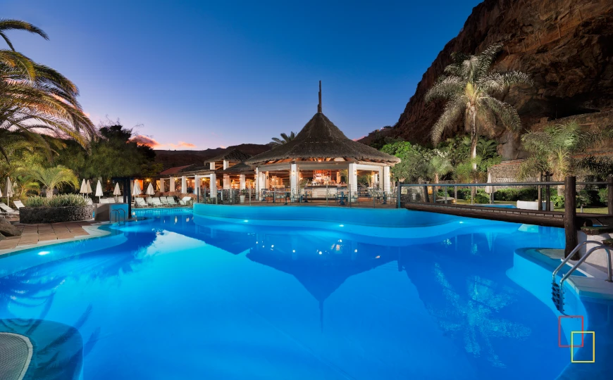 Club Laurel de noche en Hotel Jardín Tecina