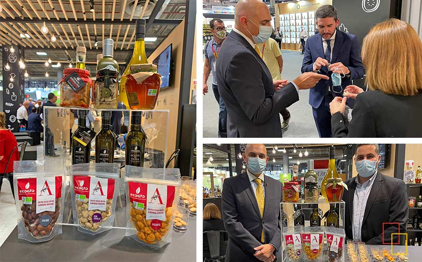 El Consejero de Agricultura de la Región de Murcia, degustando almendras dulces