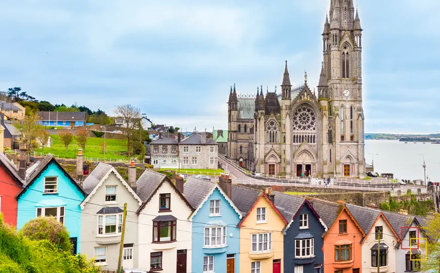 Casas de colores y catedral de St. Colman's en Cobh, Cork