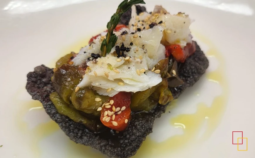 Coca de arroz negro con esgarraet (pimiento asado y bacalao) - Jornadas del Arroz