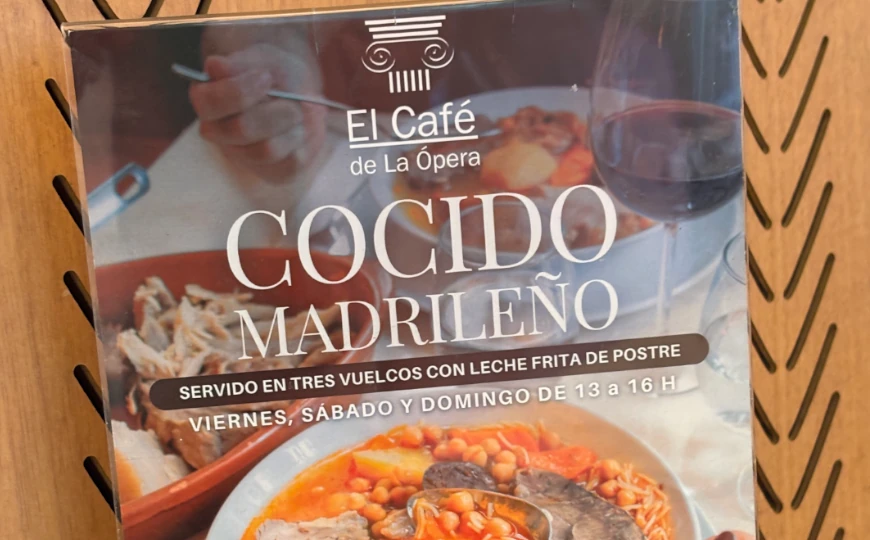 Cartel del cocido madrileño en El Café de la Ópera (Madrid): tres vuelcos y leche frita