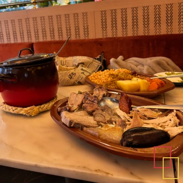 Cocido madrileño en El Café de la Ópera (Madrid): menú en tres vuelcos con sopa, garbanzos y viandas, junto al Teatro Real