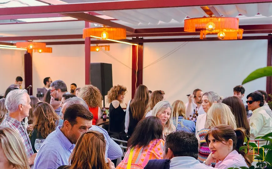 Comida entre botas en una experiencia gastronómica de Bodegas Hidalgo La Gitana