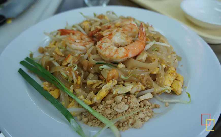 Plato típico de Pad Thai con gambas en Tailandia