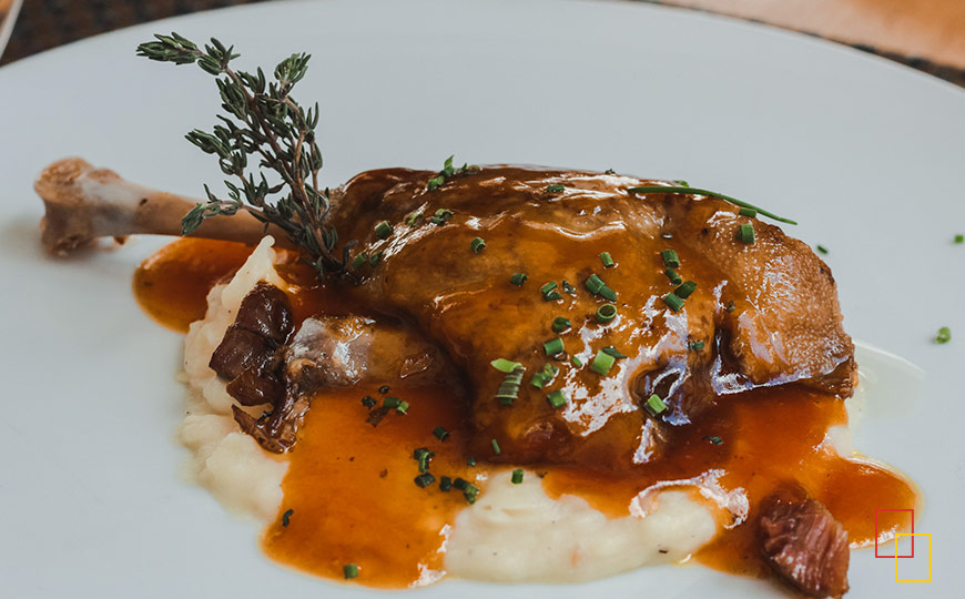 Confit de pato al horno con parmentier de patata y canela