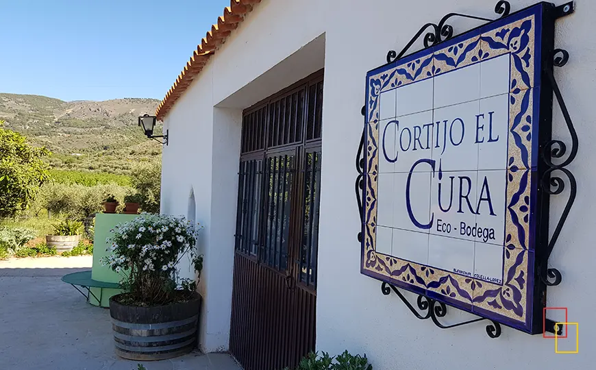 Fachada de la Eco-Bodega Cortijo el Cura con rótulo de azulejos