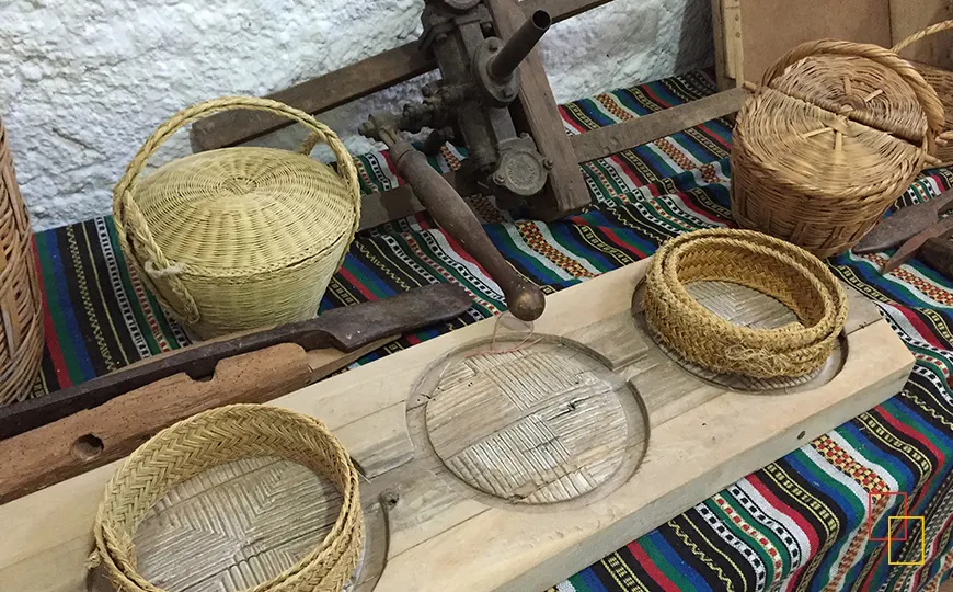Utensilios y herramientas tradicionales expuestas en el museo agrícola de Cortijo el Cura