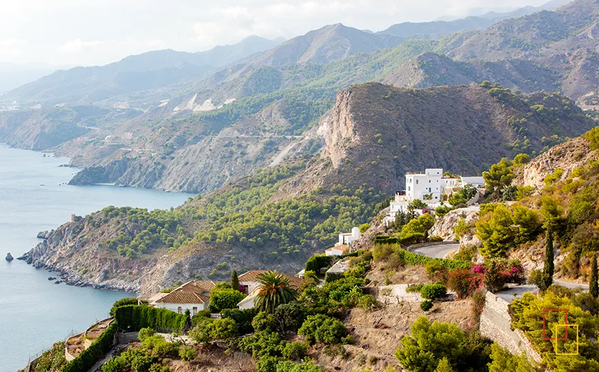 Costa de Maro en Nerja con acantilados