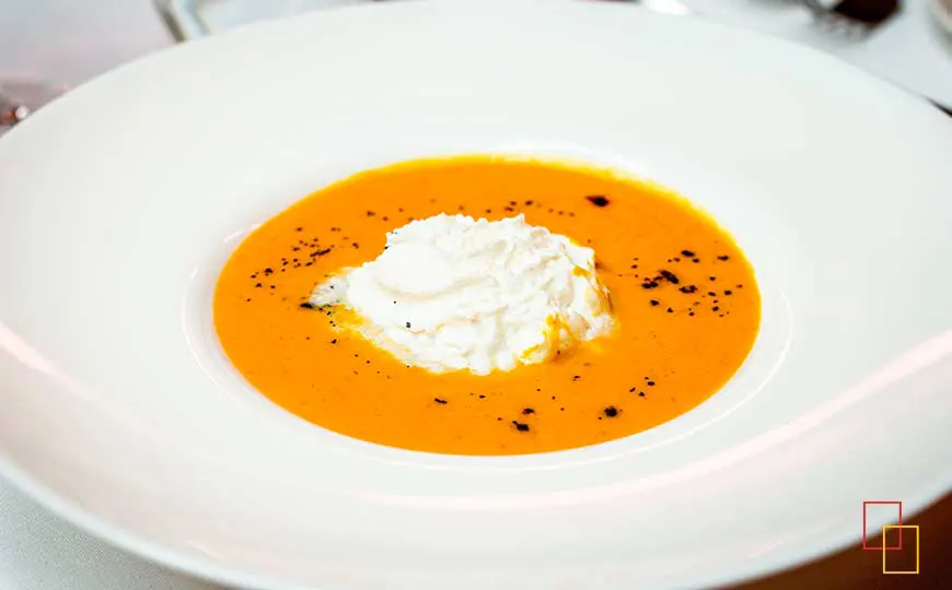 Crema templada de calabaza con curry amarillo y espuma de leche de coco
