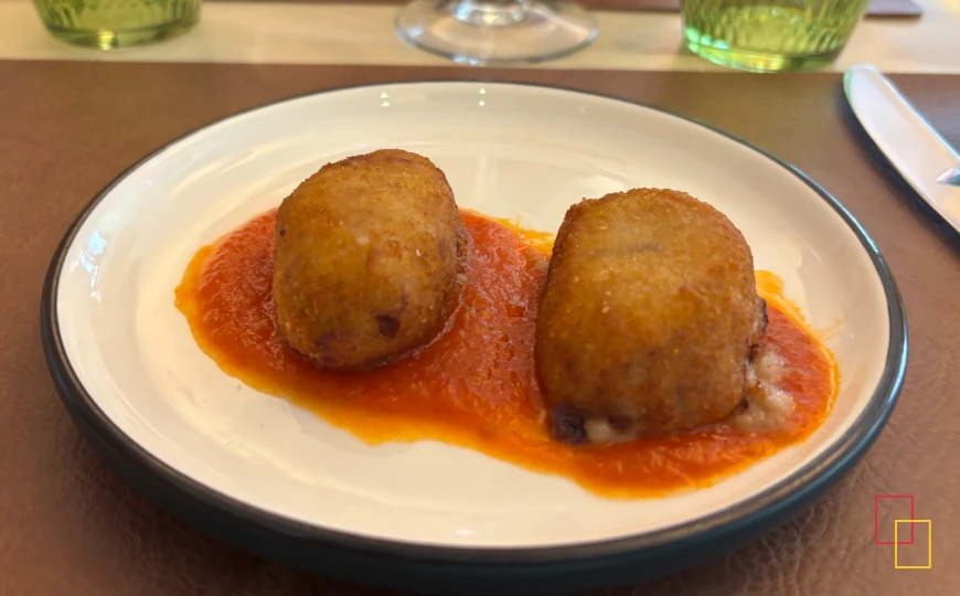 Croquetas de cocido de El Café de la Ópera servidas con salsa de tomate