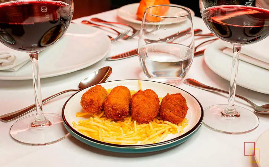 Croquetitas de boletus sobre patatas paja