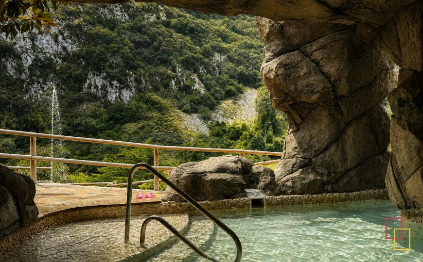 Piscina de la Cueva Termal Exterior del Balneario de La Hermida integrada entre las rocas