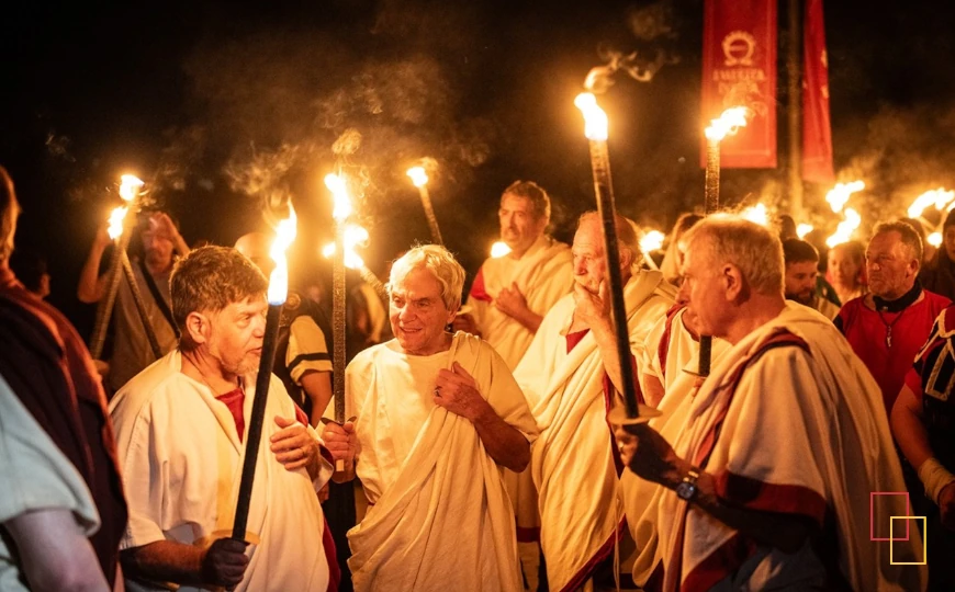 Desfile de antorchas durante Emerita Lvdica en Mérida