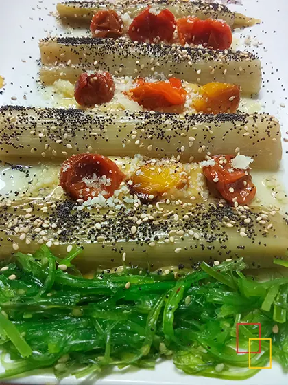 Ensalada de puerros confitados, tomates tostados con aliño de alcaparra en El Capricho de Montejo