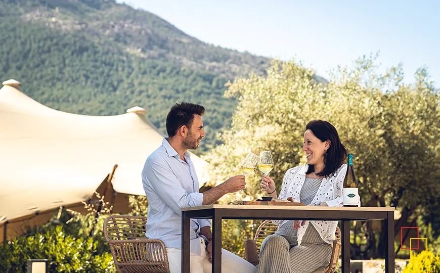 Mesa de degustación en Huellas del Tiétar con vinos, quesos y vistas a la Sierra de Gredos