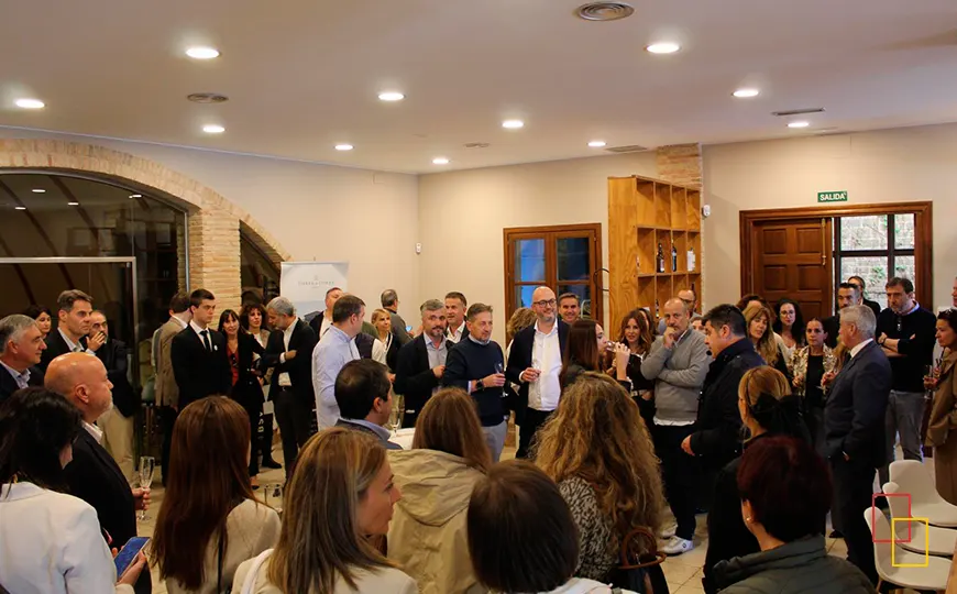 Grupo de visitantes en una visita guiada por los salones de Tierra de Cubas