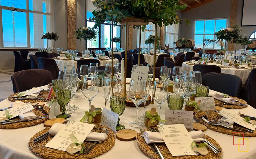 Salón de Tierra de Cubas preparado para una boda con mesas redondas decoradas